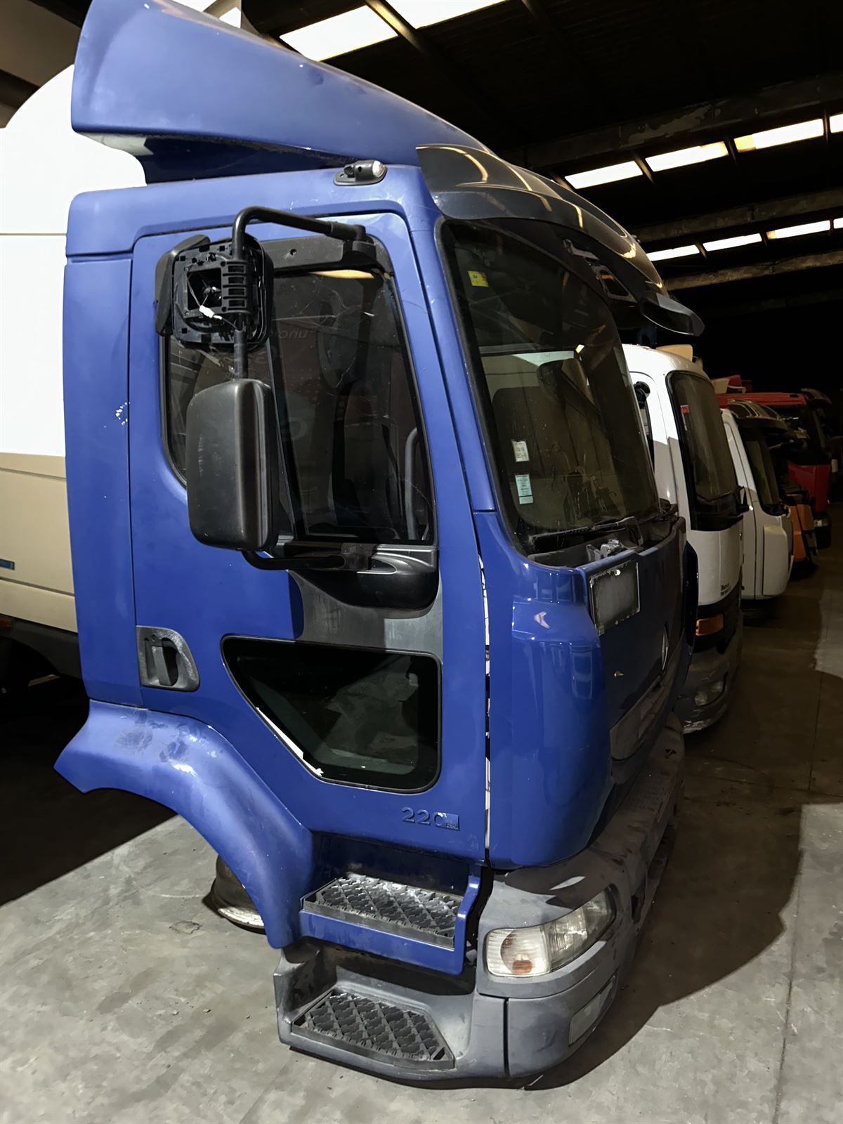 CABINA COMPLETA RENAULT MIDLUM 220DXI - Imagen 2